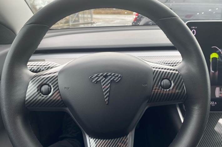 Grå Tesla Model 3 fra 2019