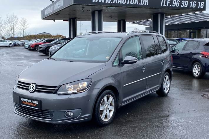 Grå VW Touran fra 2011