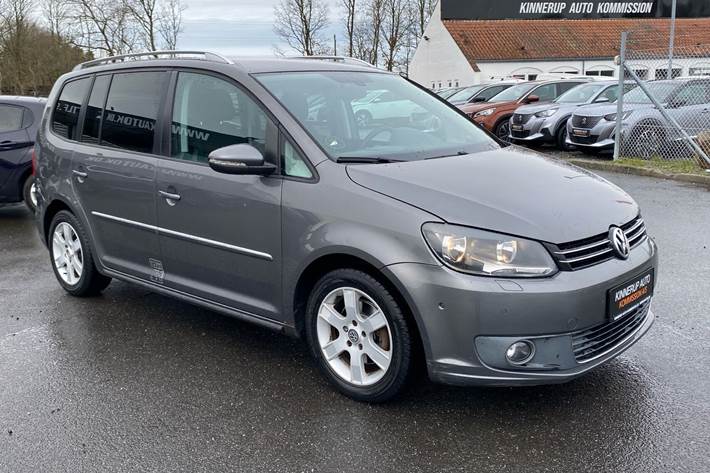 Grå VW Touran fra 2011