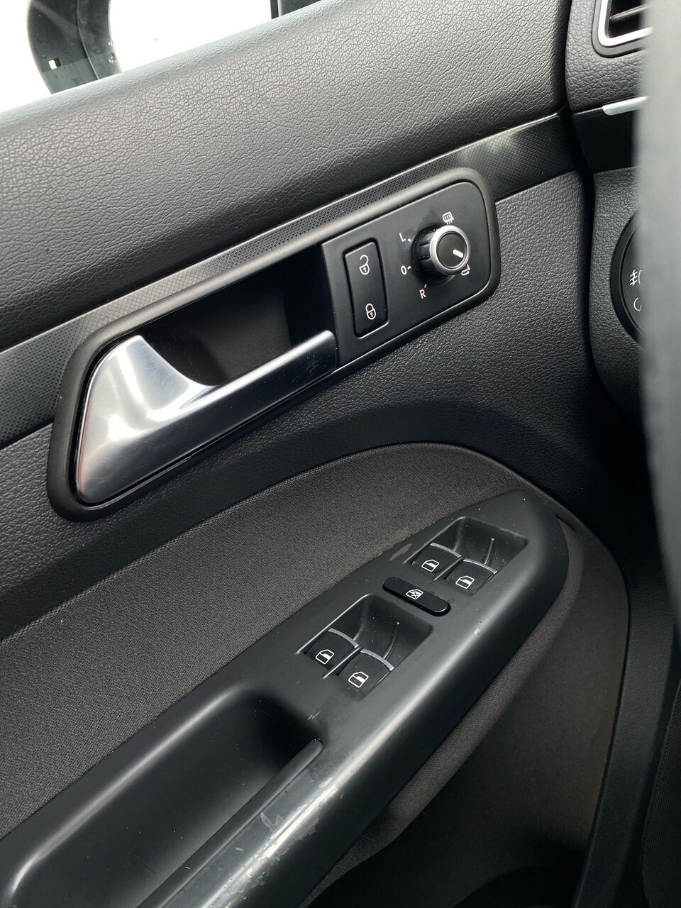 Grå VW Touran fra 2011