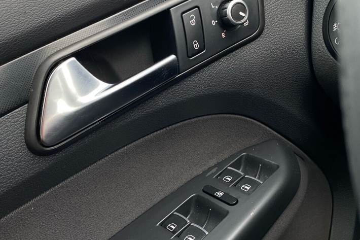 Grå VW Touran fra 2011