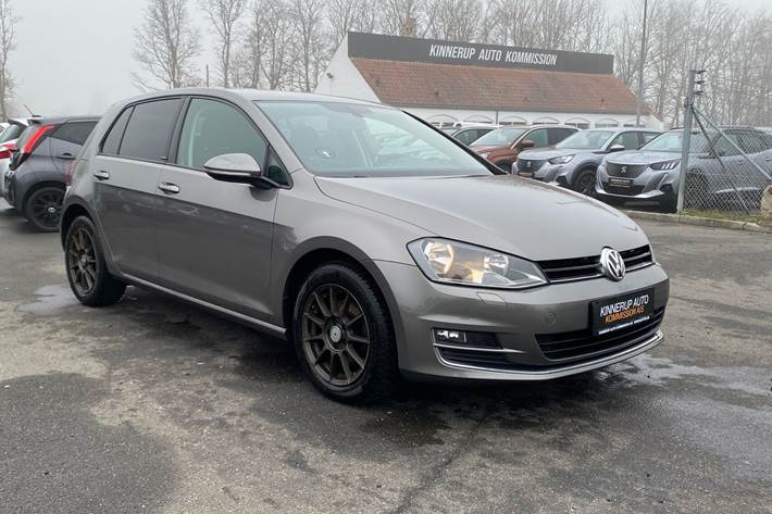 Grå VW Golf fra 2016