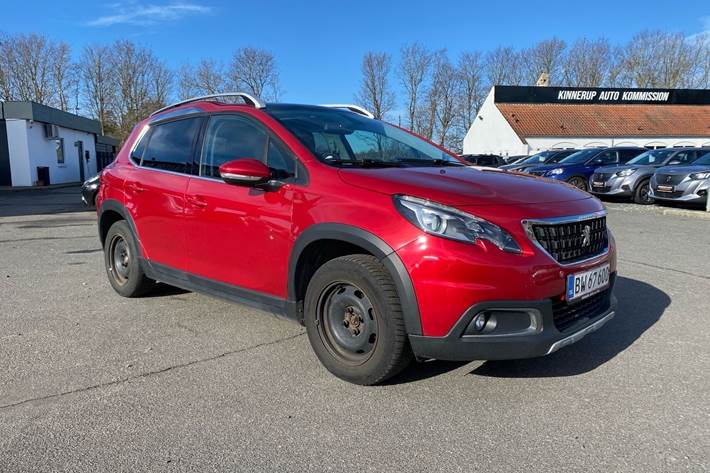 Rød Peugeot 2008 fra 2018