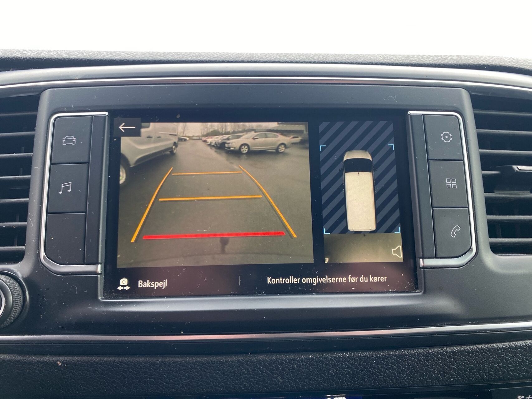 Hvid Opel Vivaro fra 2021