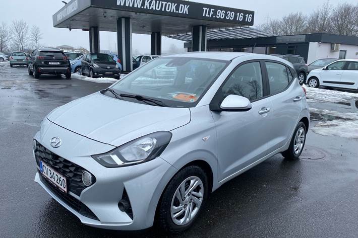 Sølv Hyundai i10 fra 2021