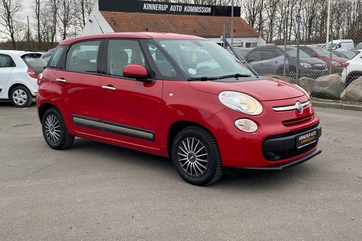 Rød Fiat 500L fra 2013
