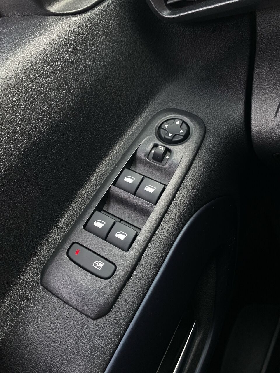 Grå Peugeot Rifter fra 2020