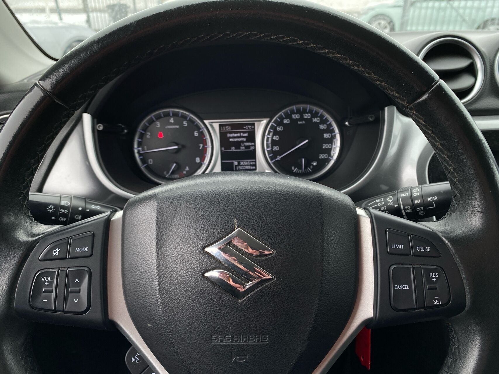 Sort Suzuki Vitara fra 2015