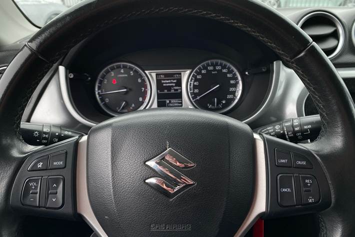 Sort Suzuki Vitara fra 2015