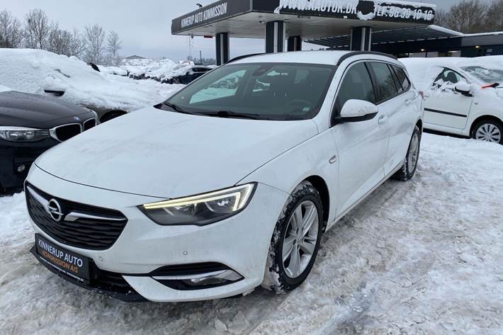 Hvid Opel Insignia fra 2018
