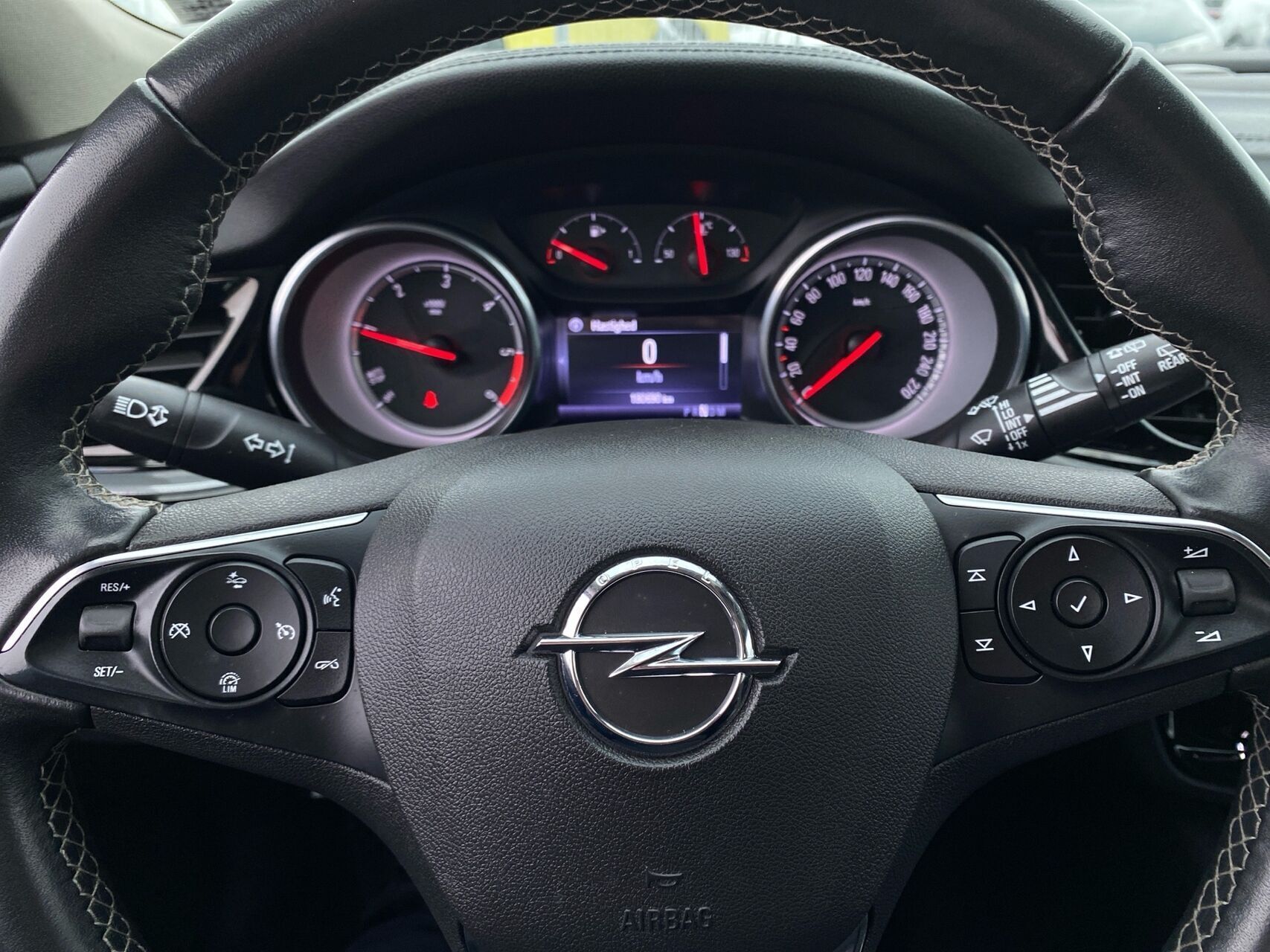 Hvid Opel Insignia fra 2018