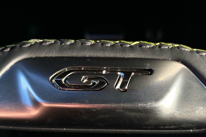 Grå Peugeot e-2008 fra 2020