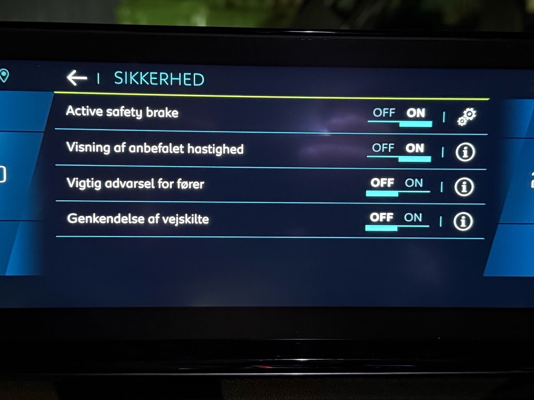 Grå Peugeot 3008 fra 2020