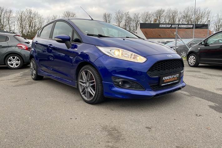 Blå Ford Fiesta fra 2016