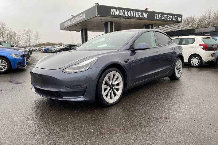 Grå Tesla Model 3 fra 2020