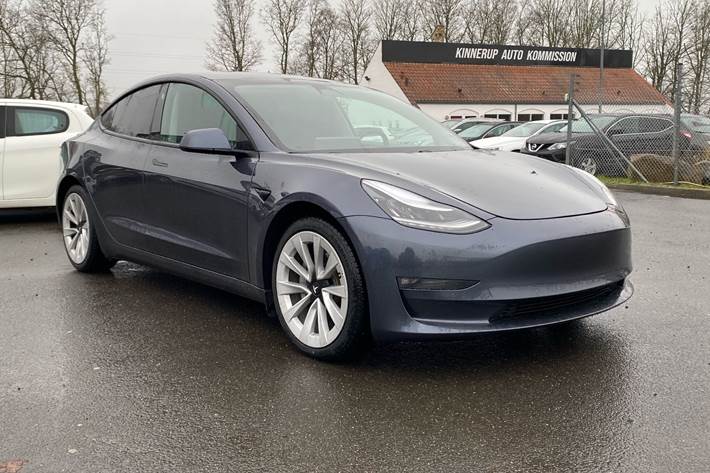 Grå Tesla Model 3 fra 2020