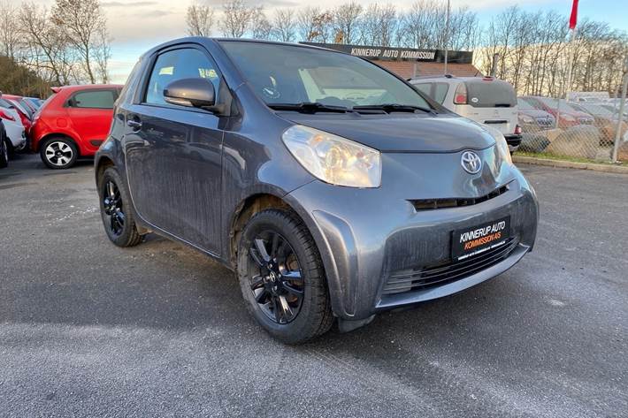 Grå Toyota iQ fra 2013