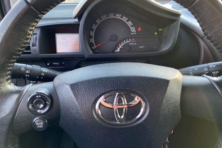 Grå Toyota iQ fra 2013