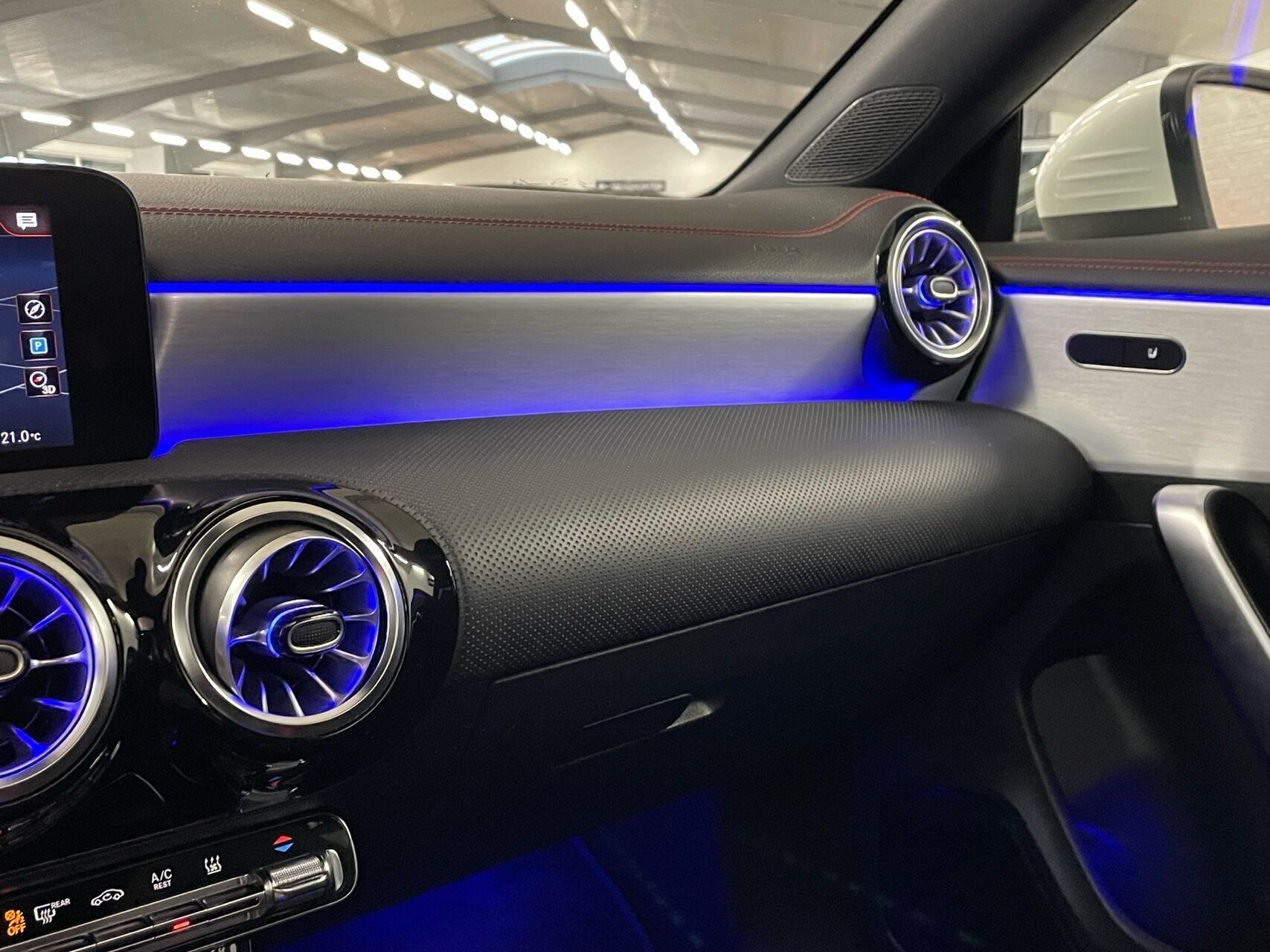 Hvid Mercedes CLA250 e fra 2021