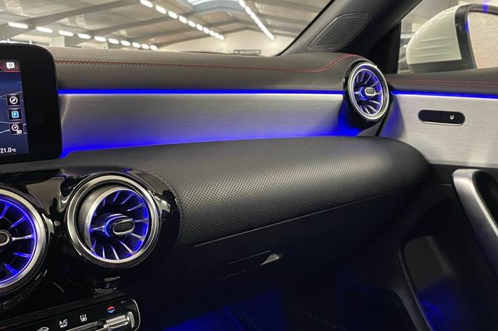 Hvid Mercedes CLA250 e fra 2021