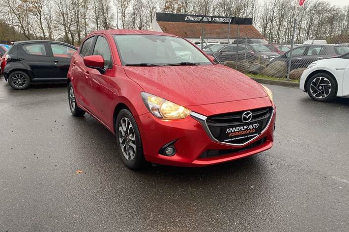Rød Mazda 2 fra 2016