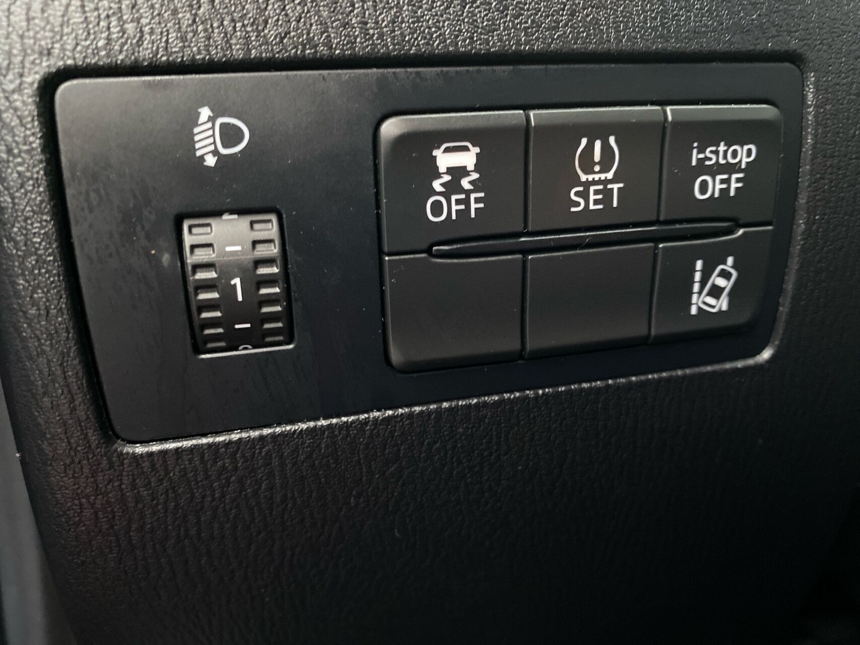 Rød Mazda 2 fra 2016