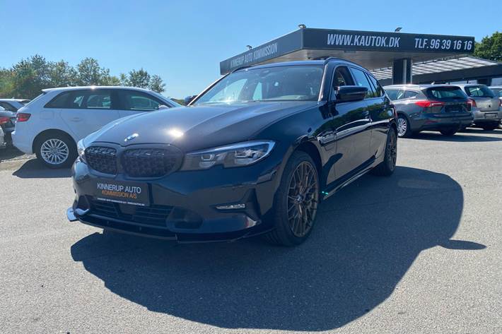 Sort BMW 330e fra 2021