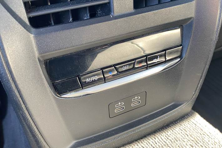 Sort BMW 330e fra 2021