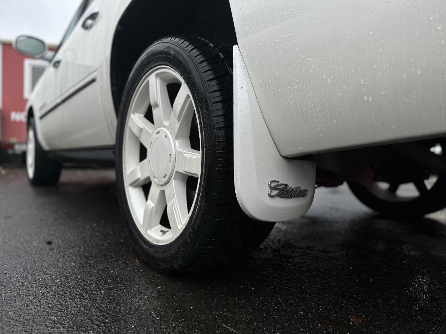 Hvid Cadillac Escalade fra 2008