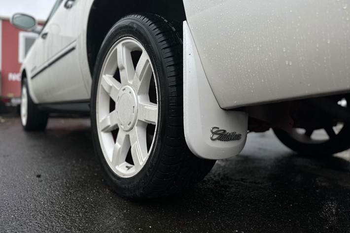 Hvid Cadillac Escalade fra 2008