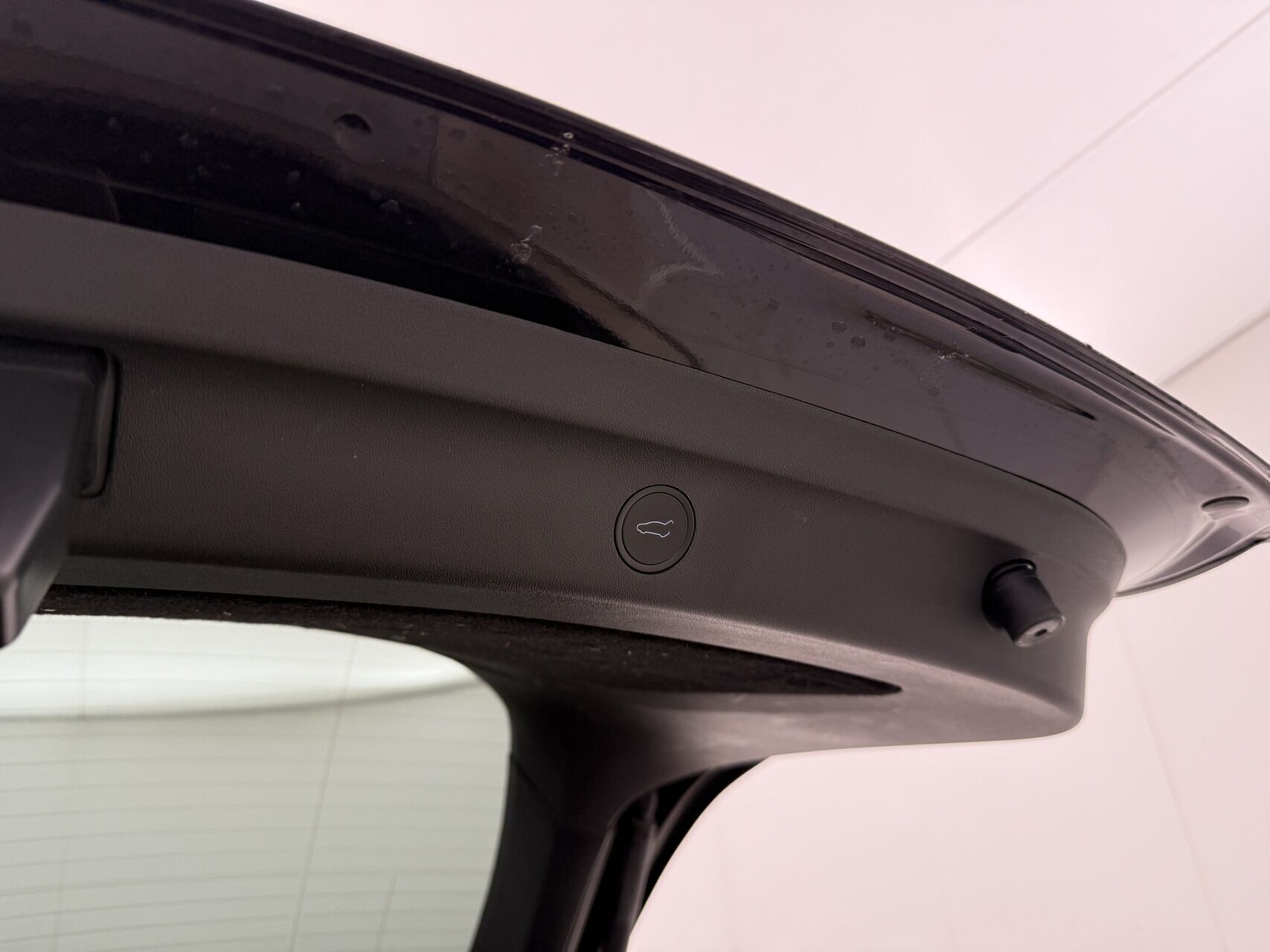 Sort Tesla Model Y fra 2024