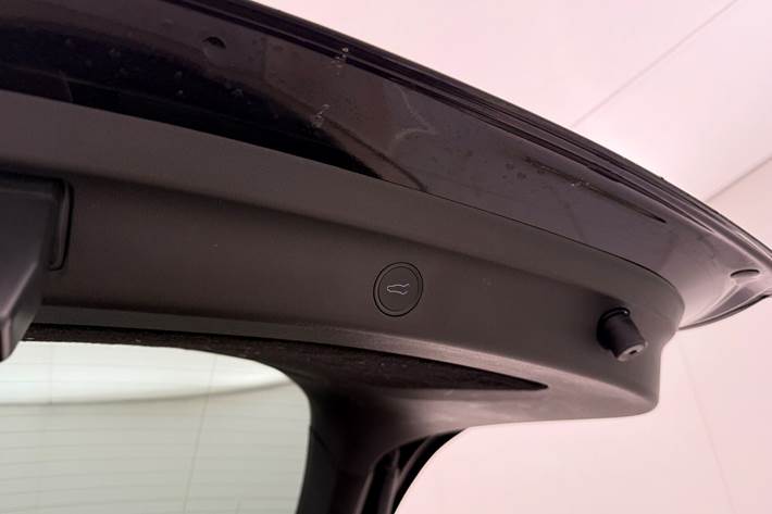 Sort Tesla Model Y fra 2024