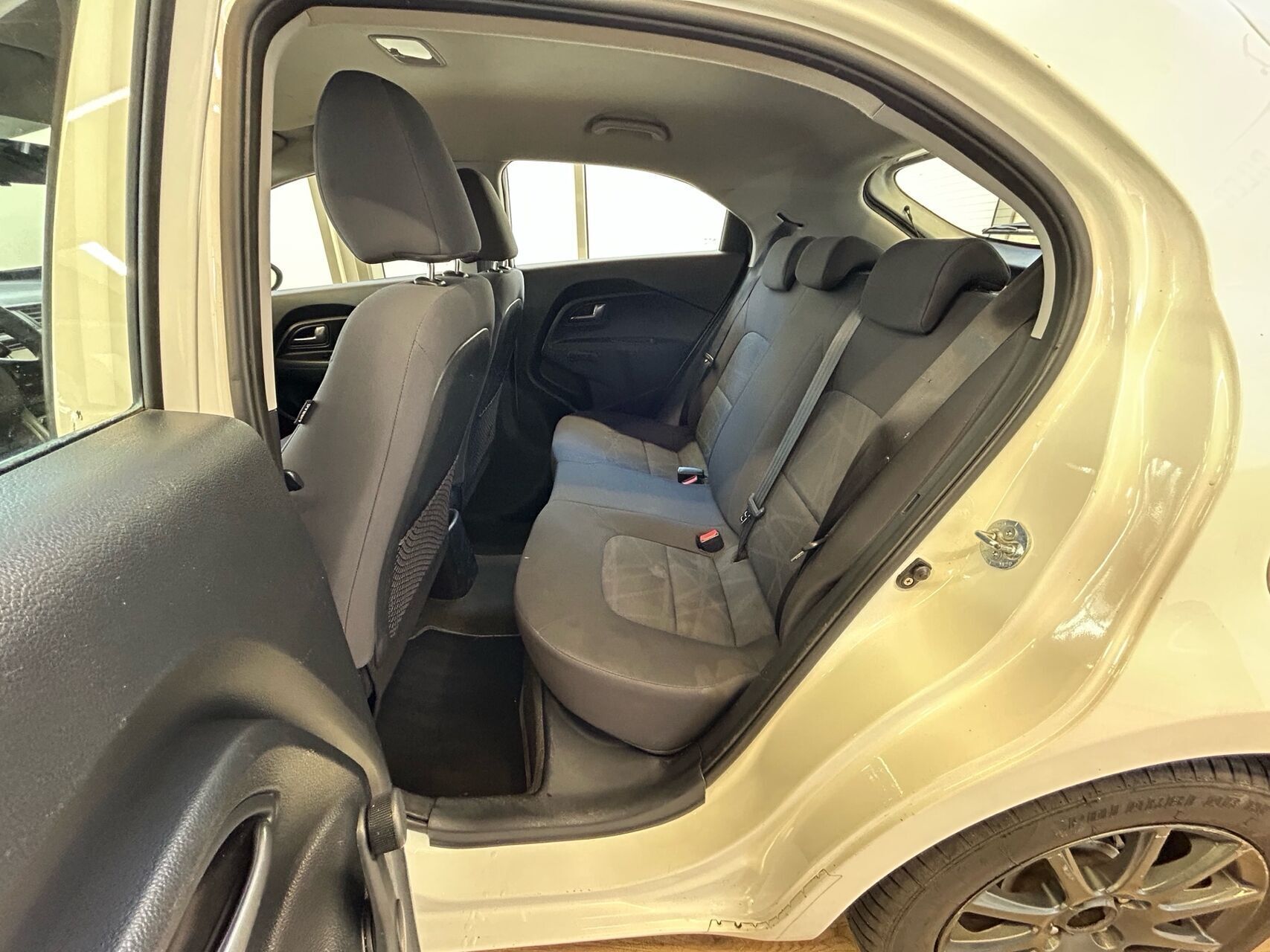 Hvid Kia Rio fra 2012