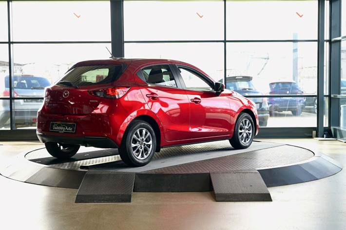 Rød Mazda 2 fra 2022