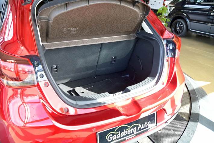 Rød Mazda 2 fra 2022