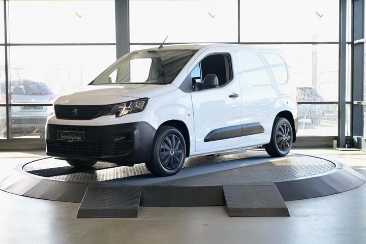 Hvid Peugeot Partner fra 2019 set udefra