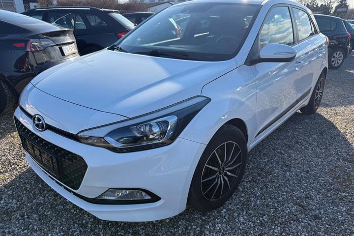 Hvid Hyundai i20 fra 2016 set udefra