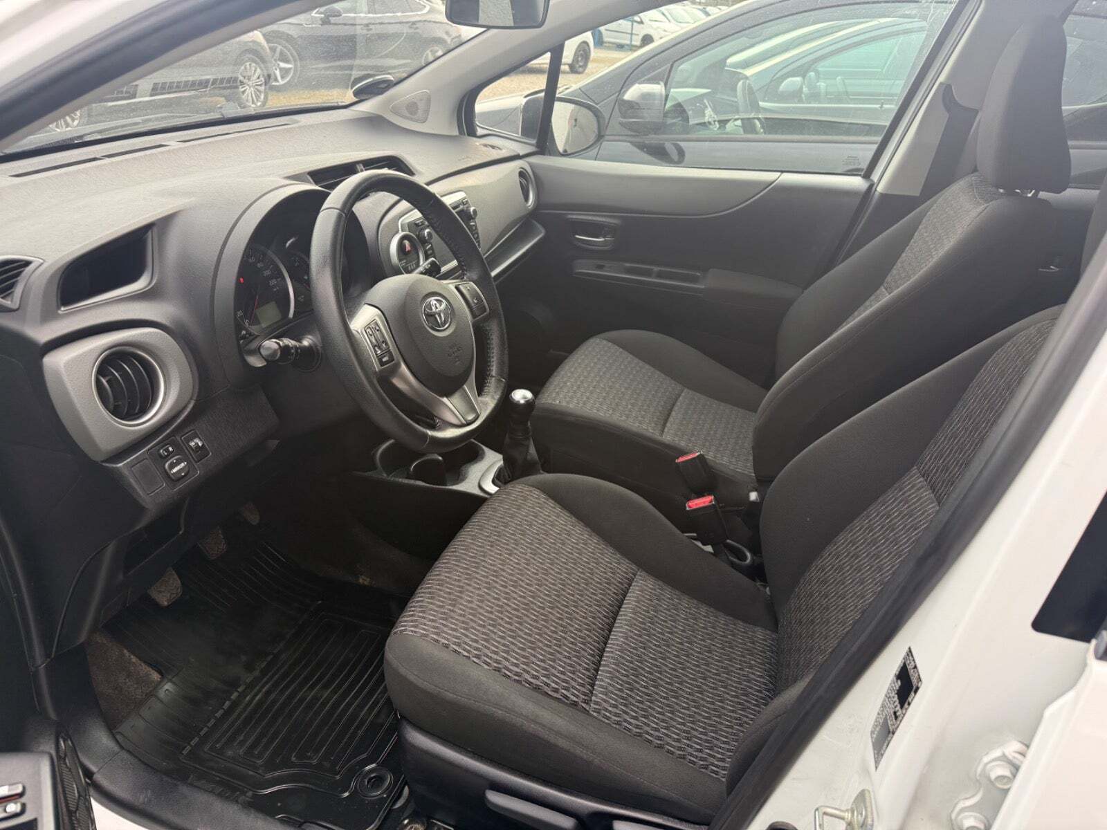 Hvid Toyota Yaris fra 2014