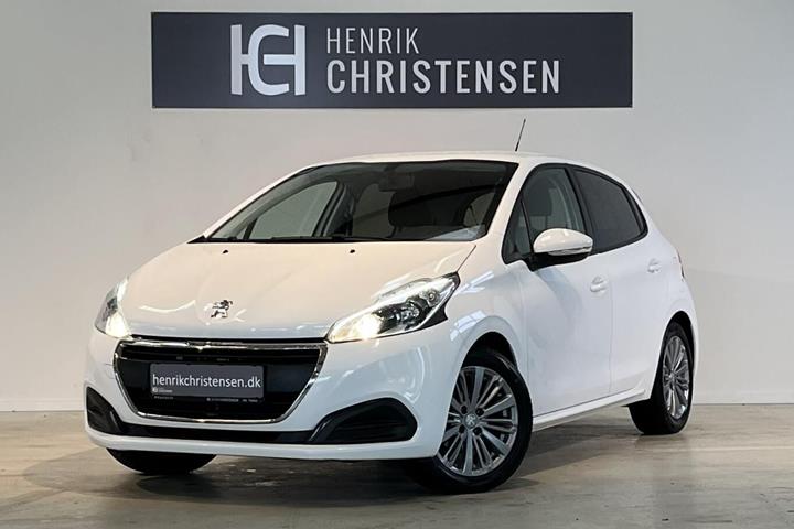 Hvid Peugeot 208 fra 2019 set udefra