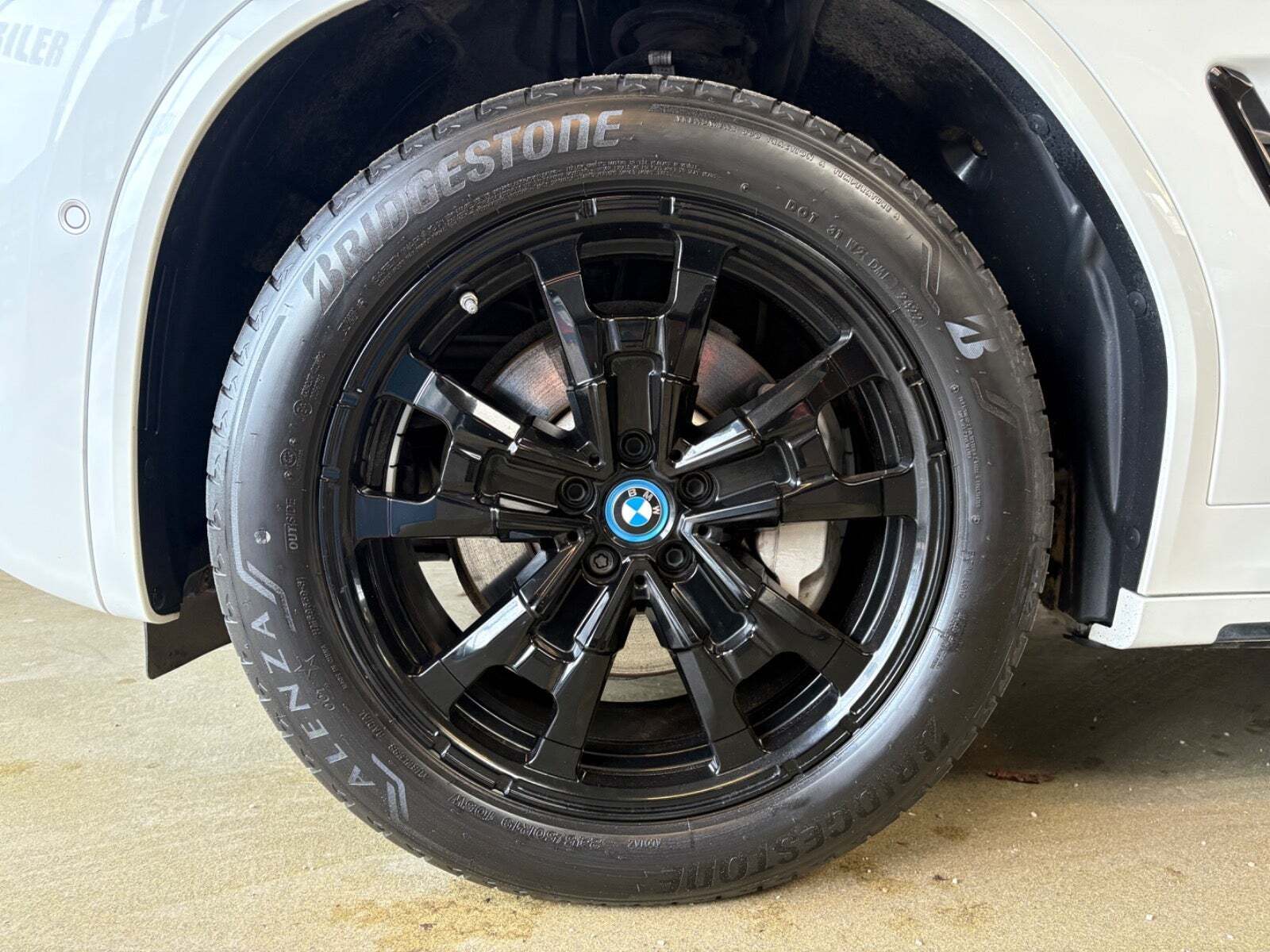 Hvid BMW iX3 fra 2023