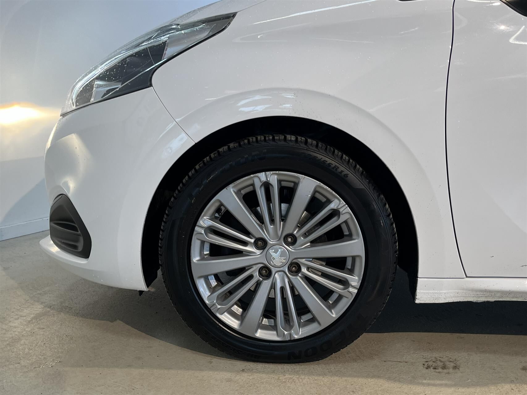 Hvid Peugeot 208 fra 2019