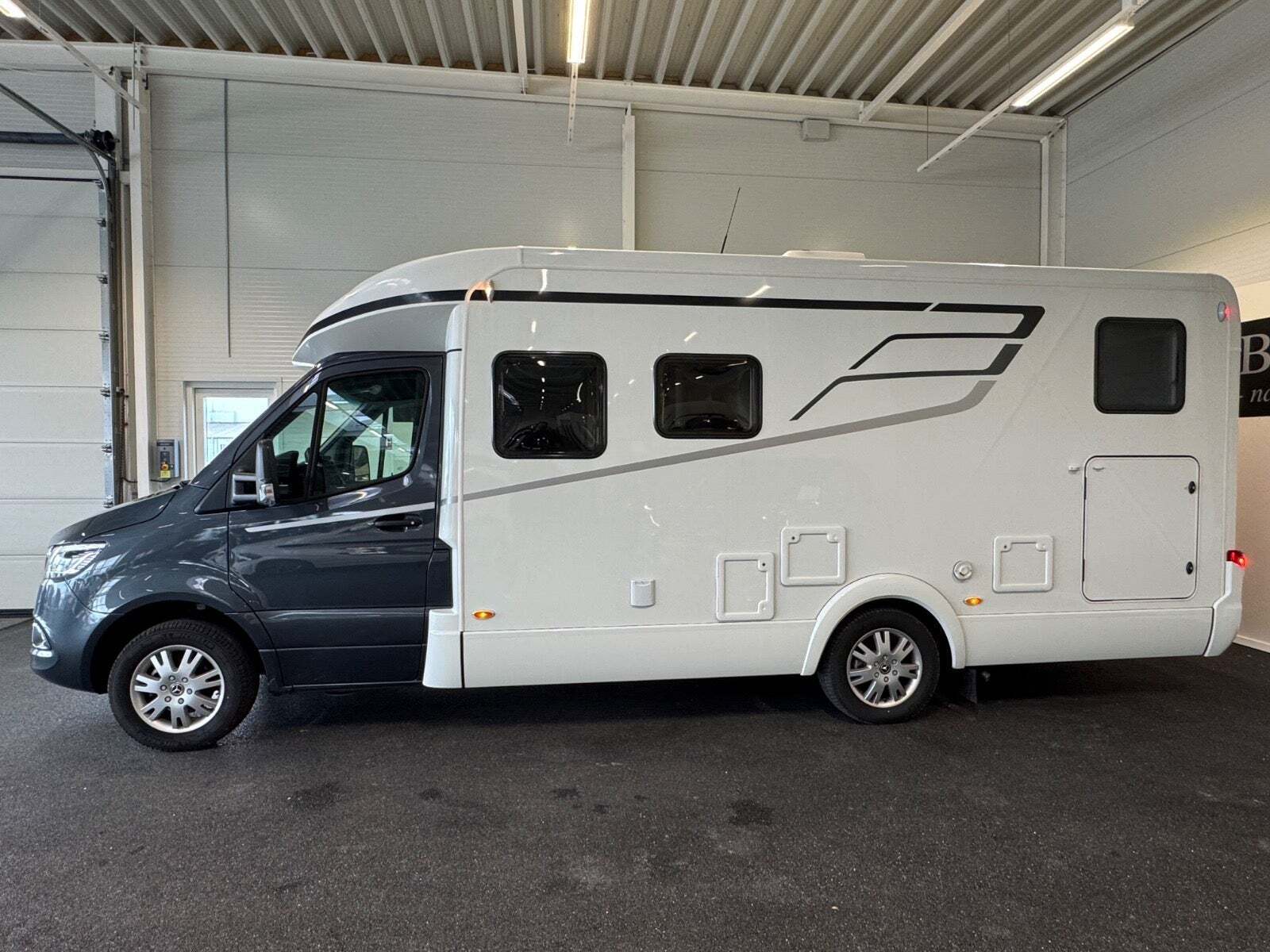 Hvid Mercedes Hymer fra 2023