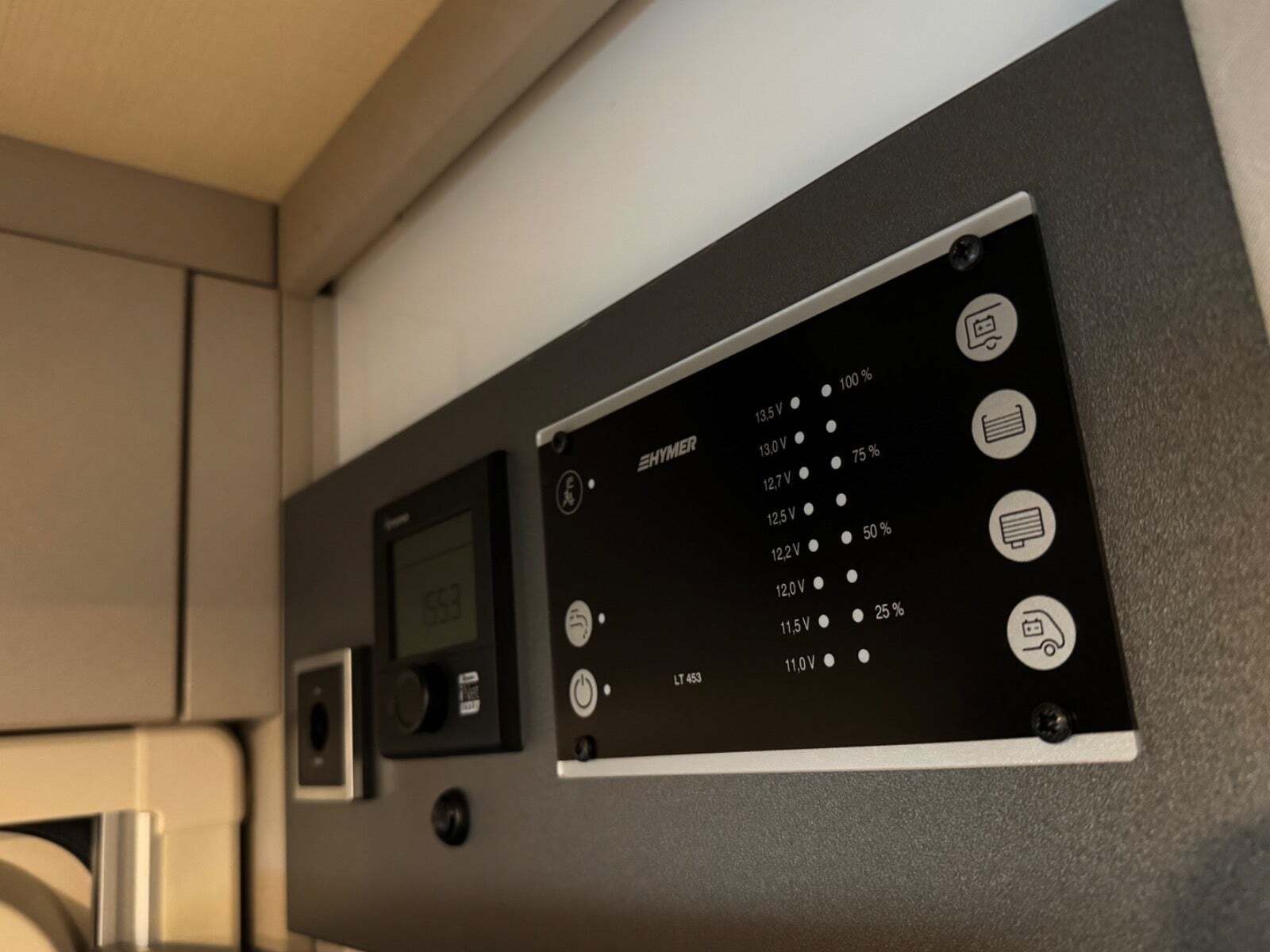 Hvid Mercedes Hymer fra 2023 set udefra