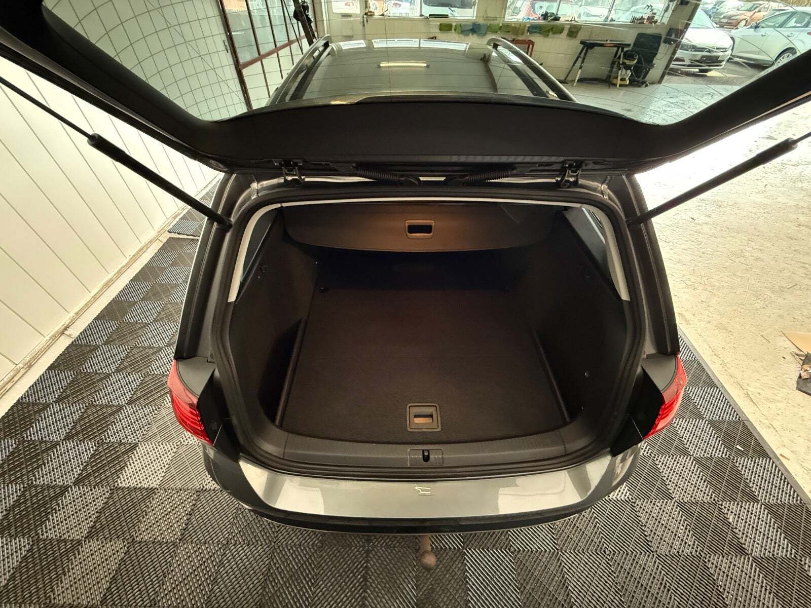 Grå VW Golf VII fra 2019