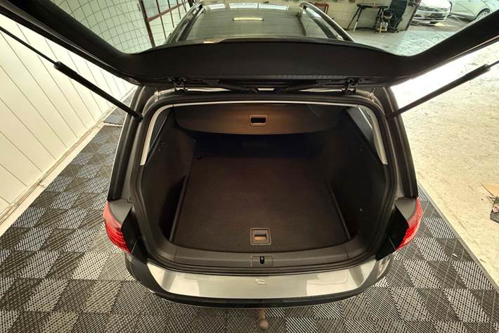 Grå VW Golf VII fra 2019