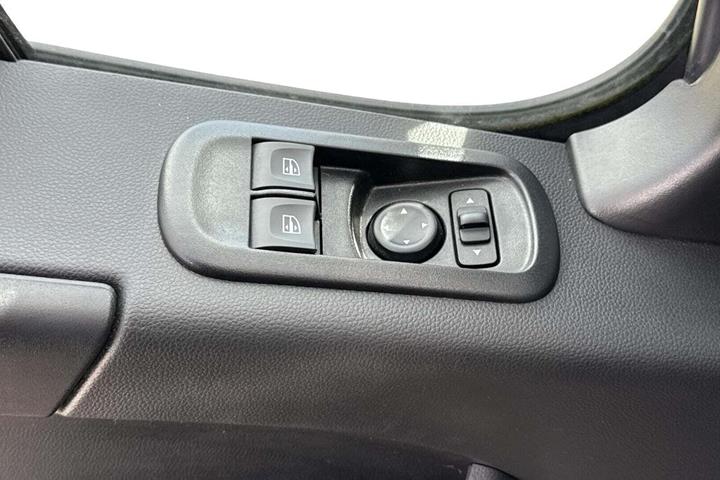 Hvid Renault Master IV T33 fra 2023