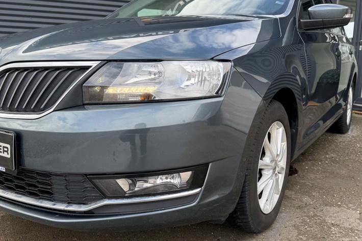 Grå Skoda Rapid fra 2018