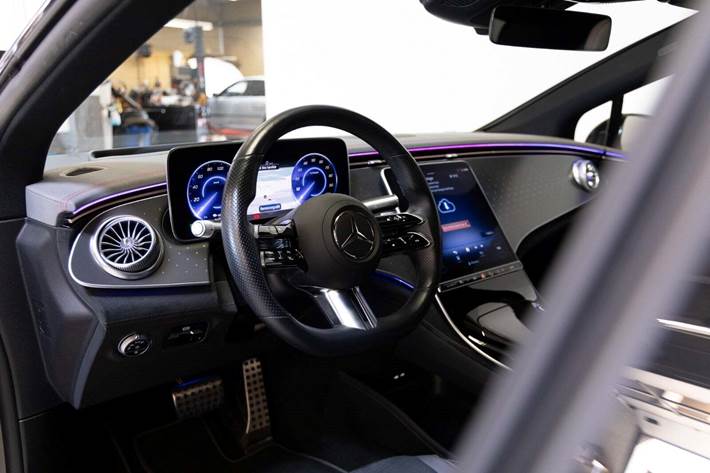 Sort Mercedes EQS450+ fra 2022