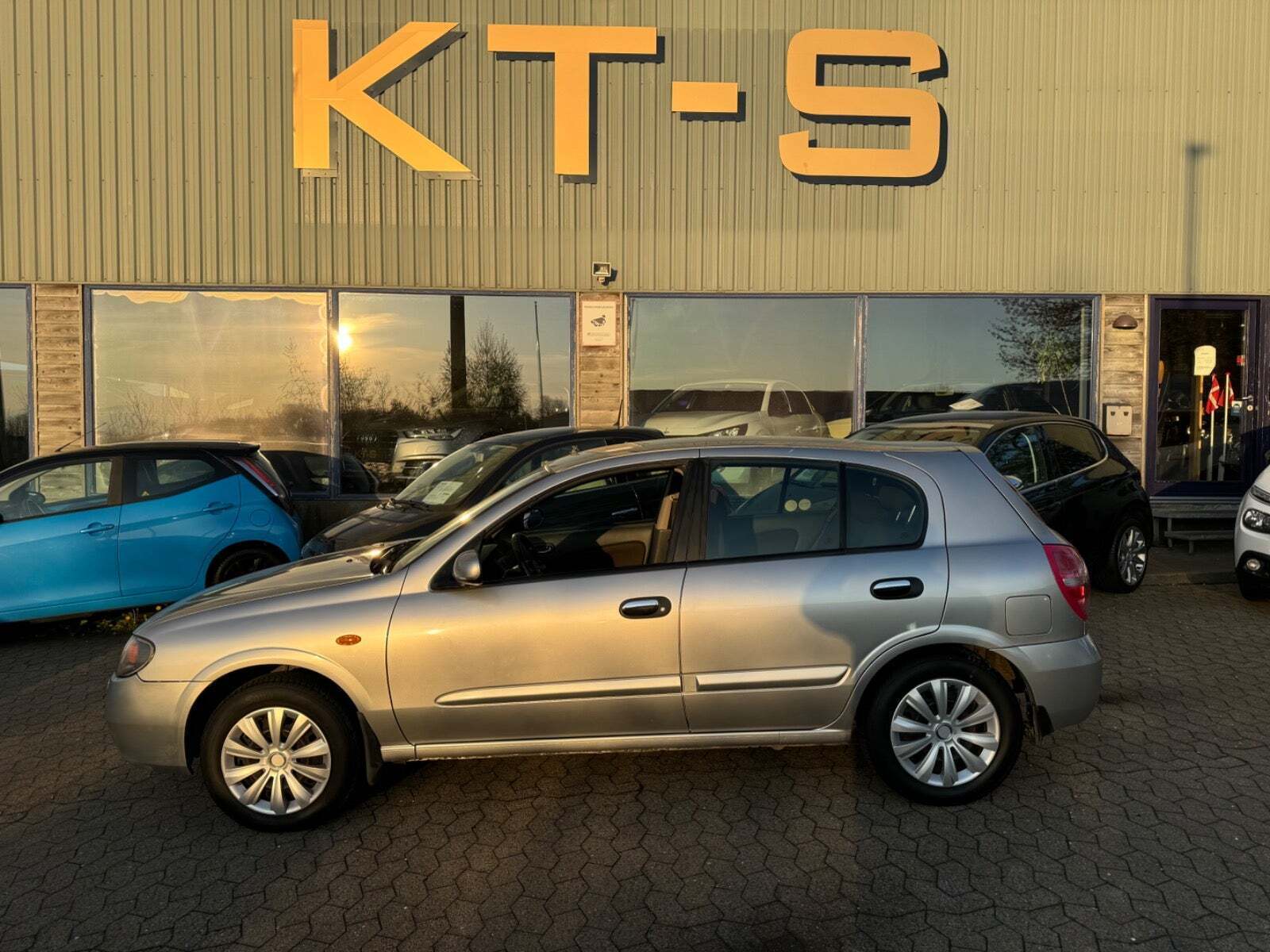undefined Nissan Almera fra 2005 set udefra