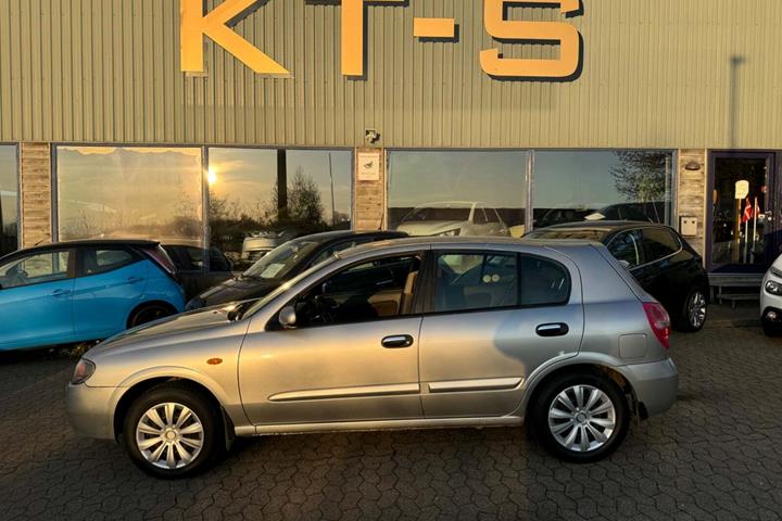 undefined Nissan Almera fra 2005 set udefra